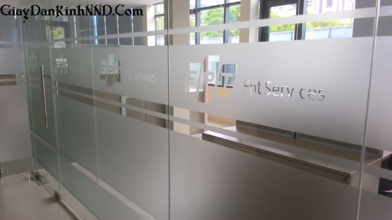 Mẫu giấy dán kính mờ số 9 là kiểu dán kính mờ kết hợp với cắt dán logo trên nền giấy mờ phổ thông rất thường gặp trong dán vách kính