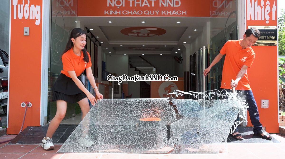 Dán phim an toàn giúp giảm thiểu khả năng vỡ kính. Gia cường mạnh mẽ khi kính bị va đập hoặc chịu áp lực mạnh. Như Gió Bão, động đất, kẻ trộm cướp đập kính, chấn động. Và áp lực của bom và các vụ nổ áp lực lớn…