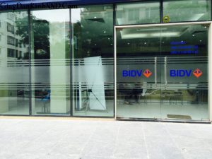Thi công dán kính cho hệ thống ngân hàng BIDV. Dán mờ kết hợp với in logo cho cửa ra vào của BIDV