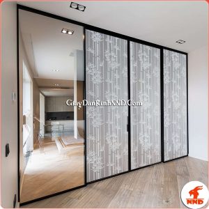 Vách ngăn phòng kính giúp tạo sự thông thoáng cho không gian nhà. Tuy nhiên nếu vì lý do nào đó bạn muốn che đi để tạo sự riêng tư. Giải pháp lúc này có rất nhiều trong đó phải kể đến dán kính hoa văn trang trí này.