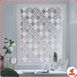 Cửa sổ phòng ngủ, phòng khách là nơi lấy ánh sáng tạo sự thông thoáng nhưng tấm kính trắng lại khiến không gian phòng trở nên thiếu kín đáo. Đây là lúc bạn nên nghĩ đến việc sử dụng giấy dán kính trang trí hoa văn dán che tầm nhìn. Chắn các loại sáng phản chiếu cũng như chống chói lóa cho cửa sổ phòng bạn.