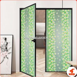 Giấy dán kính trang trí mã A11 là mẫu giấy hình hoa đại màu vàng nền lá xanh rất tinh tế và sang trọng