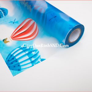 A12 là mẫu giấy decal hoa văn hình khinh khí cầu trên nền trời xanh