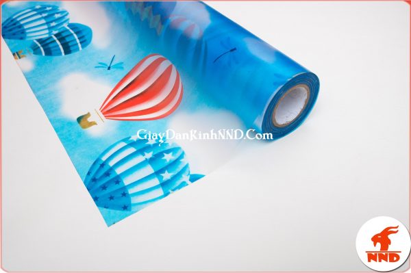 A12 là mẫu giấy decal hoa văn hình khinh khí cầu trên nền trời xanh