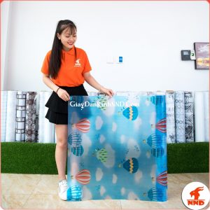 A12 là mẫu giấy decal hoa văn hình khinh khí cầu trên nền trời xanh