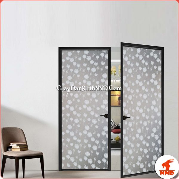 Đây là hình ảnh mã giấy dán kính trang trí A13, được thiết kế bằng những bông hoa bồ công anh, hoa hình cầu, màu trắng, điểm xen kẽ nhau tạo lên sản phẩm giấy dán kính đơn giản, tự nhiên mà đẹp mắt.