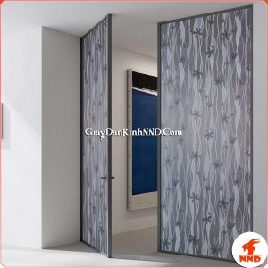 Đây là hình ảnh giấy dán kính trang trí mã A14, với họa tiết là những bông hoa 5 cánh màu xanh đen và màu tím, điểm thêm những con bướm cùng tông màu, trên nền giấy họa tiết vân sóng, tạo lên mẫu A14 nhẹ nhàng, tự nhiên, thu hút mọi người ngay từ cái nhìn đầu tiên.