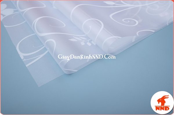 Đây là hình ảnh mẫu giấy dán kính trang trí A17, được thiết kế lạ mắt, độc đáo với họa tiết hoa dây màu trắng trên nền giấy cùng tông màu, khiến cho người nhìn thấy ngay được sự uyển chuyển, nhẹ nhàng của mẫu giấy này.