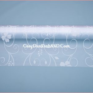 Đây là hình ảnh mẫu giấy dán kính trang trí A17, được thiết kế lạ mắt, độc đáo với họa tiết hoa dây màu trắng trên nền giấy cùng tông màu, khiến cho người nhìn thấy ngay được sự uyển chuyển, nhẹ nhàng của mẫu giấy này.