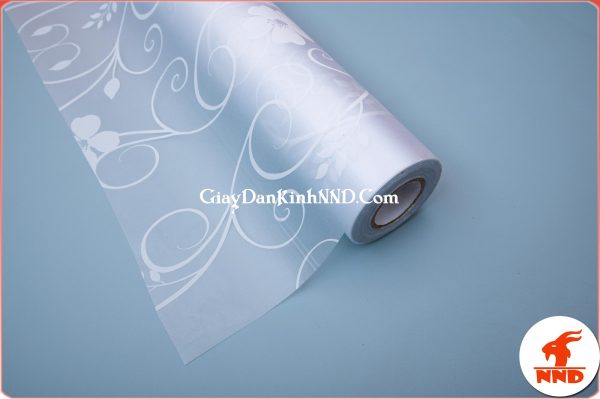 Đây là hình ảnh mẫu giấy dán kính trang trí A17, được thiết kế lạ mắt, độc đáo với họa tiết hoa dây màu trắng trên nền giấy cùng tông màu, khiến cho người nhìn thấy ngay được sự uyển chuyển, nhẹ nhàng của mẫu giấy này.