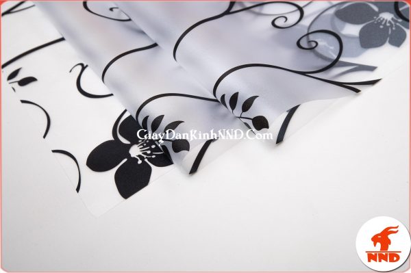 Giấy dán kính trang trí hoa dây đen mã A18