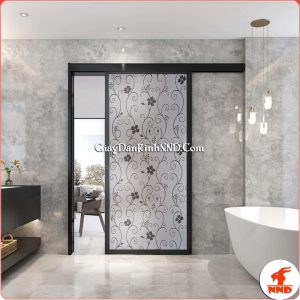 mẫu giấy dán kính trang trí A18, được thiết kế giống hệt với mẫu A17, nhưng điểm khác biệt nổi bật nhất mà ai cũng nhận ra đó là màu sắc của họa tiết dây hoa leo được thay thế bằng màu đen huyền bí, thu hút và bắt mắt hơn so với mẫu giấy dán kính A17, tạo được điểm nhấn sắc nét hơn. Nếu bạn thích các mẫu trẻ trung hiện đại mà vẫn đảm bảo được sự sang trọng cần thiết thì mã giấy dán  kính A18 là sự lựa chọn không thể tuyệt vời hơn
