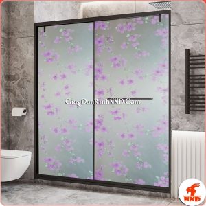Đây là hình ảnh mẫu giấy dán kính trang trí A20, được khắc họa bằng hình ảnh decal hoa đào dán kính, nhưng điều đặc biệt ở đây chính là màu sắc của hoa đào, không phải là màu hồng mà được phá cách bằng màu tím, rất lạ mắt và thu hút đối với bất kì ai khi nhìn vào mẫu decal dán kính này