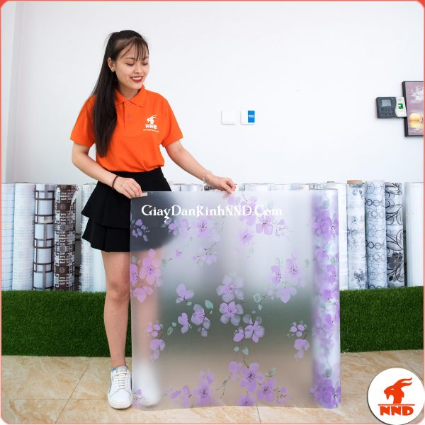 Giấy dán kính trang trí mã A20 với hoa văn bông đào tím