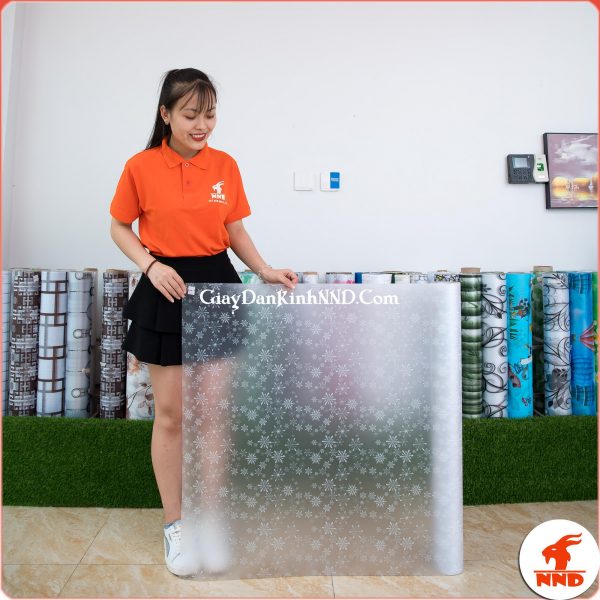 Giấy dán kính trang trí mã A22 là mẫu giấy dán kính hình bông tuyết trắng