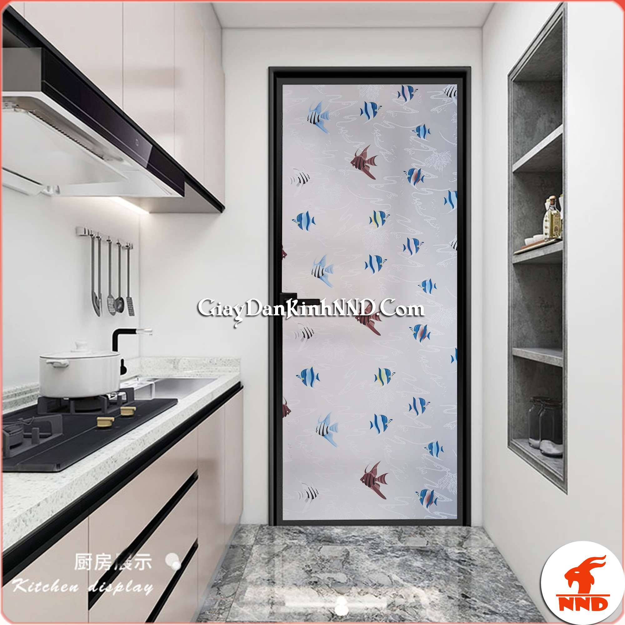 Cửa kính nhà bếp sử dụng mẫu dán kính hoa con cá cũng rất bắt mắt