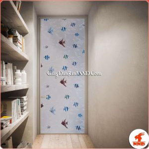 Giấy dán kính trang trí mã A23 là mẫu giấy hình những con cá cảnh đang bơi lội