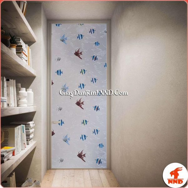 Giấy dán kính trang trí mã A23 là mẫu giấy hình những con cá cảnh đang bơi lội