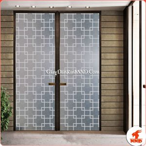 Đây là mẫu giấy dán kính trang trí A26, có họa tiết giống với mẫu A25, nhưng có tông màu trắng, trên nền giấy vân mờ, với sự kết hợp đan xen của các hình ô vuông màu trắng với nhau đã mang đến cho người nhìn cảm giác thoáng mát và dễ chịu