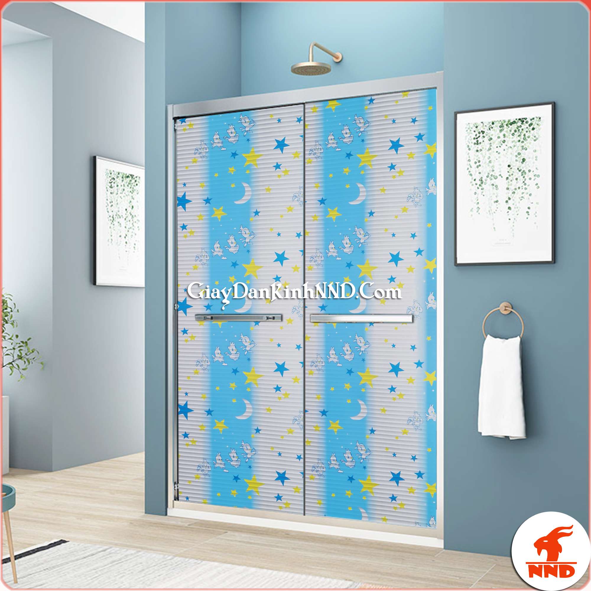 Giấy dán kính trang trí mã A27, là một trong những mẫu giấy có họa tiết nổi bật và bắt mắt. Khắc họa bằng hình ảnh ngộ nghĩnh của 4 chú gà con xếp thành một hàng. Tô điểm thêm xung quanh là hình ngôi sao vàng, ngôi sao xanh, mặt trăng. Tất cả sự kết hợp ấy đã tạo lên một mẫu giấy dán trang trí cửa kính hài hòa.