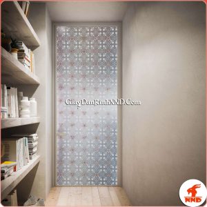 Đây là hình ảnh mẫu giấy dán kính trang trí mã A28, có hoa văn hình bông hoa 5 cánh màu nâu xám, trên nền giấy mờ vân họa tiết cổ điển, sự kết hợp hài hòa giữa các đường nét hoa văn đã mang đến cái nhìn bình yên, nhẹ nhàng cho mọi người.