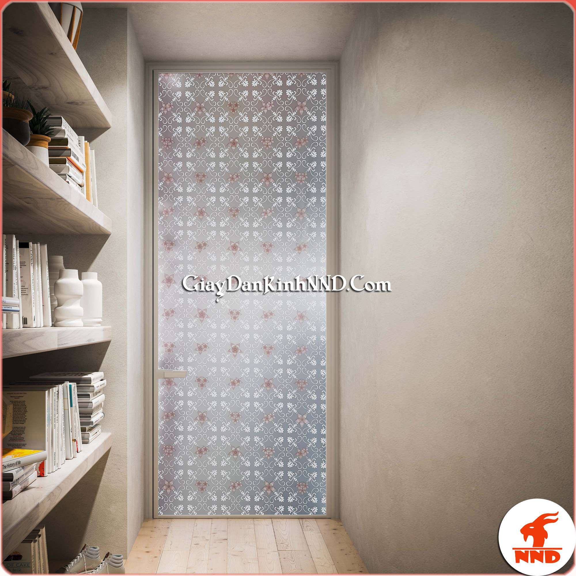 Đây là hình ảnh mẫu giấy dán kính trang trí mã A28, có hoa văn hình bông hoa 5 cánh màu nâu xám, trên nền giấy mờ vân họa tiết cổ điển, sự kết hợp hài hòa giữa các đường nét hoa văn đã mang đến cái nhìn bình yên, nhẹ nhàng cho mọi người.