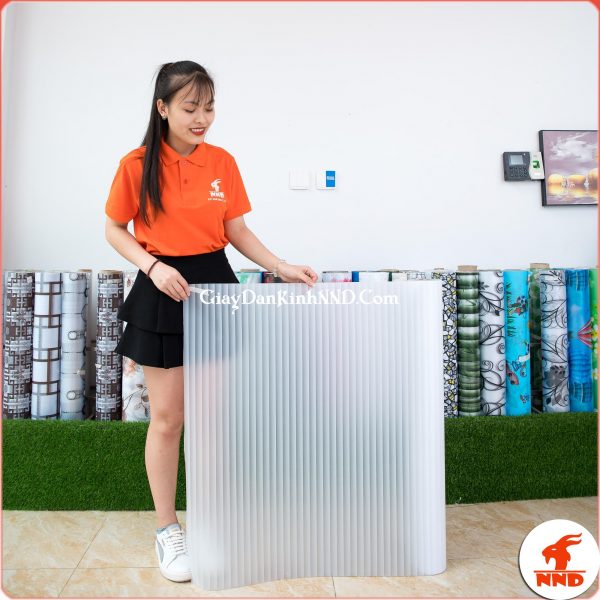 Mua giấy dán kính theo cuộn sẽ được giá ưu đãi nhất