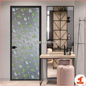 Giấy dán kính trang trí mã A42 là mẫu hoa nhỏ màu xanh có họa tiết rất sắc nét tạo được ấn tượng rất tốt, cùng có họa tiết giống mẫu A43 nhưng với lợi thế nền xanh hoa trắng nên mẫu decal dán kính mã A42 được ưa chuộng hơn.