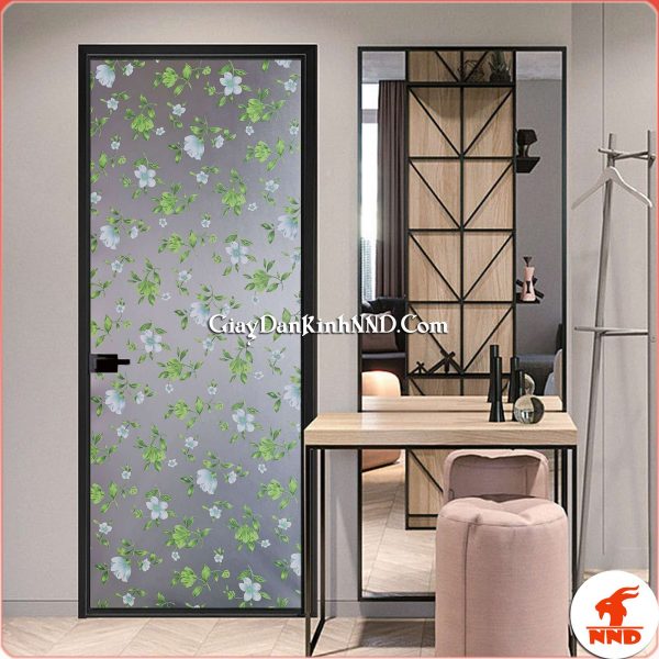 Giấy dán kính trang trí mã A42 là mẫu hoa nhỏ màu xanh có họa tiết rất sắc nét tạo được ấn tượng rất tốt, cùng có họa tiết giống mẫu A43 nhưng với lợi thế nền xanh hoa trắng nên mẫu decal dán kính mã A42 được ưa chuộng hơn.