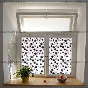 Sử dụng giấy decal dán kính trang trí hoa văn sẽ giúp vừa đảm bảo chống chói tốt lại vừa tăng tính thẩm mỹ cho cửa kính và không gian nhà