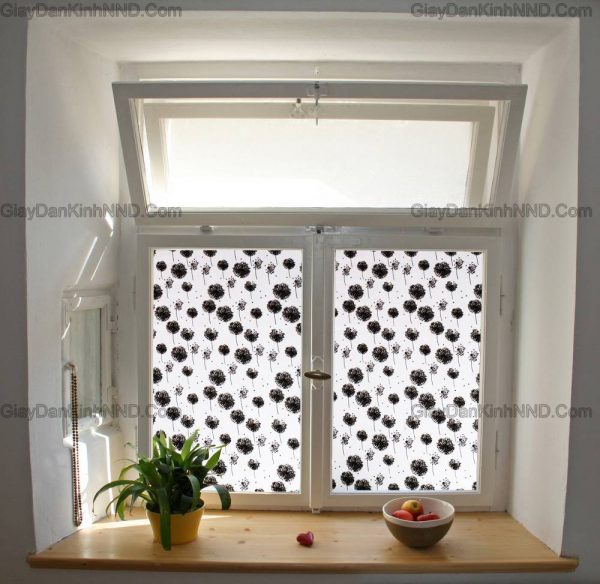 Sử dụng giấy decal dán kính trang trí hoa văn sẽ giúp vừa đảm bảo chống chói tốt lại vừa tăng tính thẩm mỹ cho cửa kính và không gian nhà