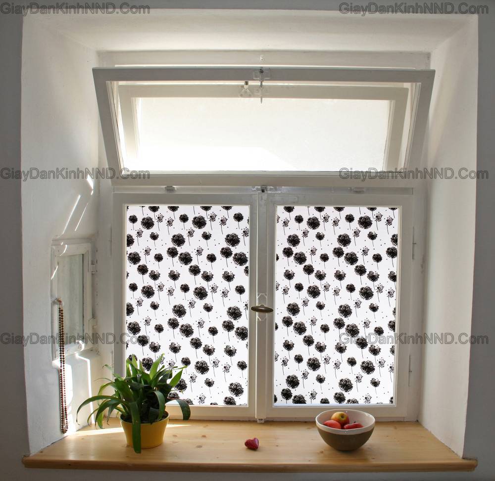 Sử dụng giấy decal dán kính trang trí hoa văn sẽ giúp vừa đảm bảo chống chói tốt lại vừa tăng tính thẩm mỹ cho cửa kính và không gian nhà