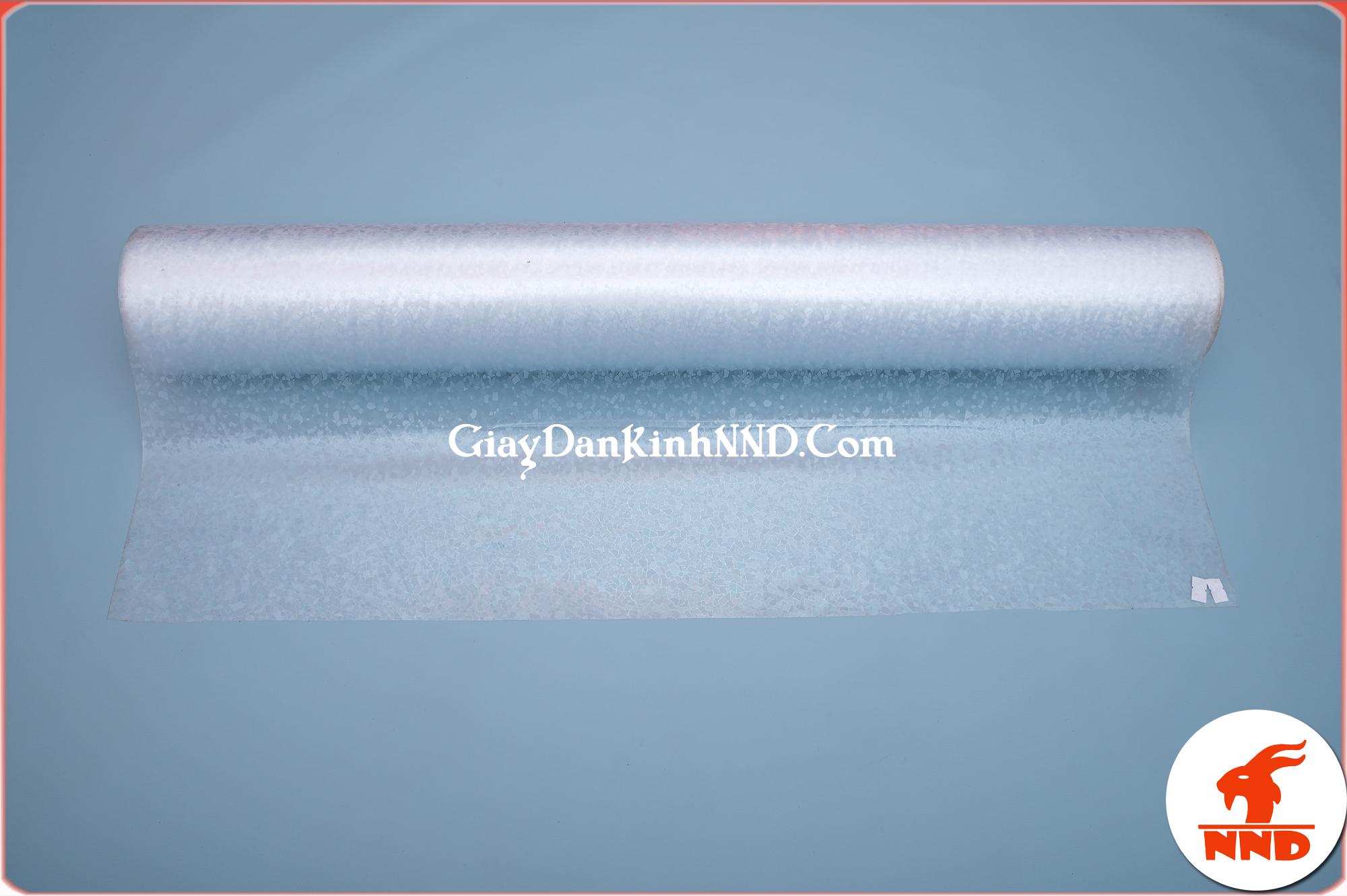 Giấy dán kính trang trí mã A53 là mẫu giấy dán kính 3D giả đá nhỏ rất tinh tế và đẹp, đây là kiểu mẫu dán kính có khả năng che mờ tấm nhìn không làm thay đổi quá nhiều tổng thể không dán nên sẽ thích hợp dán cho những phòng mang phong cách hiện đại