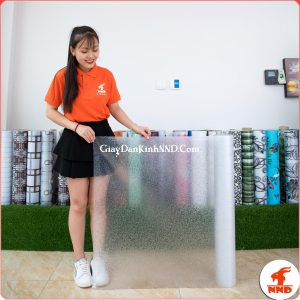 Giấy dán kính trang trí mã A53 là mẫu giấy dán kính 3D giả đá nhỏ rất tinh tế và đẹp, đây là kiểu mẫu dán kính có khả năng che mờ tấm nhìn không làm thay đổi quá nhiều tổng thể không dán nên sẽ thích hợp dán cho những phòng mang phong cách hiện đại