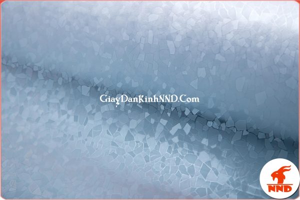 Giấy dán kính trang trí mã A53 là mẫu giấy dán kính 3D giả đá nhỏ rất tinh tế và đẹp, đây là kiểu mẫu dán kính có khả năng che mờ tấm nhìn không làm thay đổi quá nhiều tổng thể không dán nên sẽ thích hợp dán cho những phòng mang phong cách hiện đại