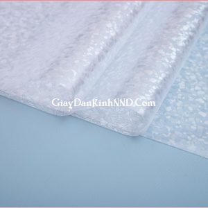 Giấy dán kính trang trí mã A53 là mẫu giấy dán kính 3D giả đá nhỏ rất tinh tế và đẹp, đây là kiểu mẫu dán kính có khả năng che mờ tấm nhìn không làm thay đổi quá nhiều tổng thể không dán nên sẽ thích hợp dán cho những phòng mang phong cách hiện đại