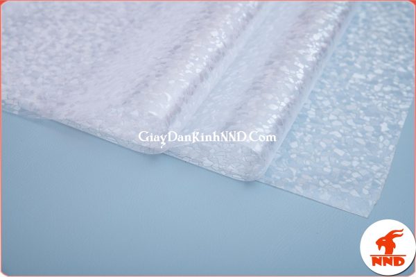 Giấy dán kính trang trí mã A53 là mẫu giấy dán kính 3D giả đá nhỏ rất tinh tế và đẹp, đây là kiểu mẫu dán kính có khả năng che mờ tấm nhìn không làm thay đổi quá nhiều tổng thể không dán nên sẽ thích hợp dán cho những phòng mang phong cách hiện đại