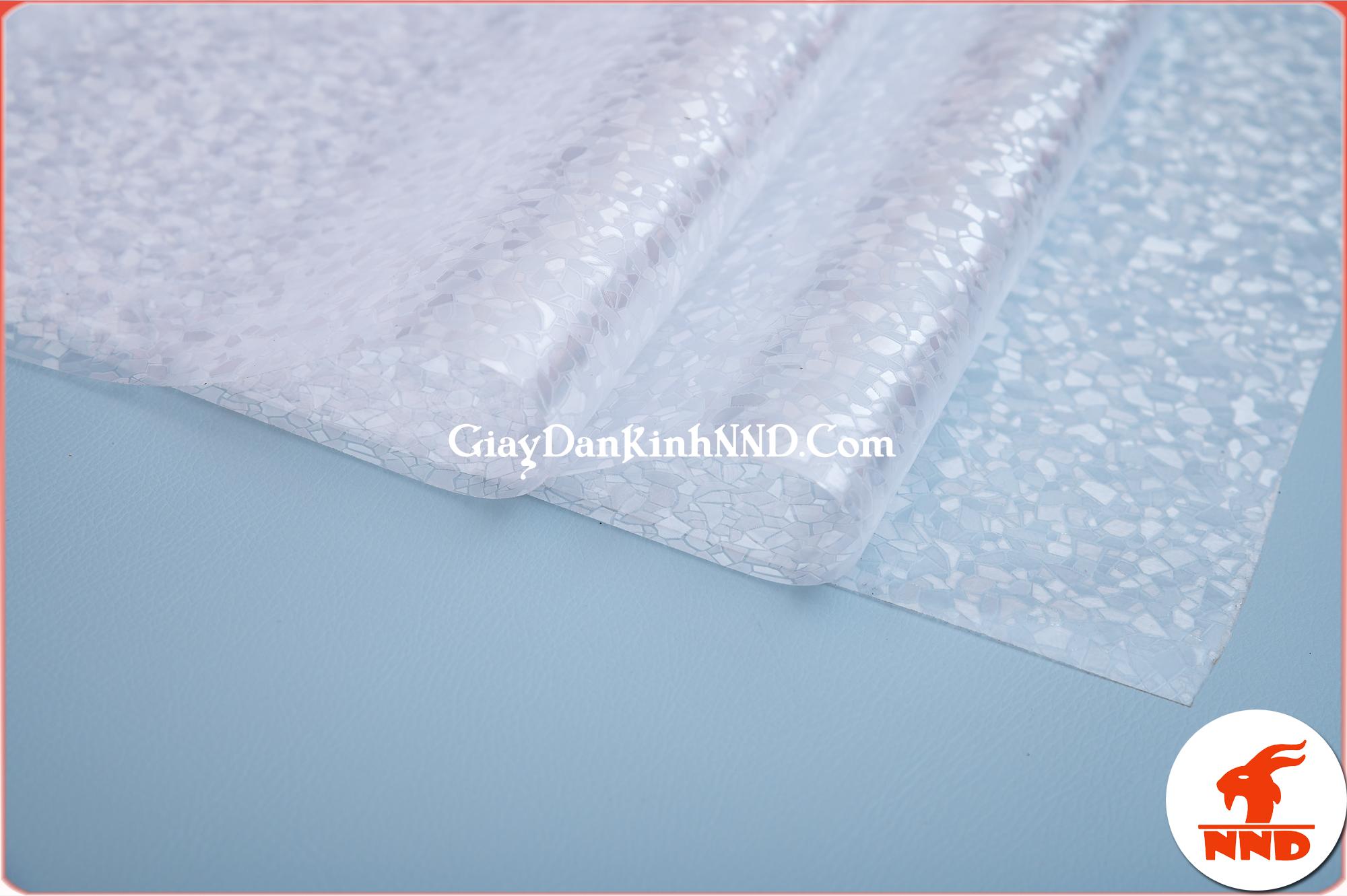 Giấy dán kính trang trí mã A53 là mẫu giấy dán kính 3D giả đá nhỏ rất tinh tế và đẹp, đây là kiểu mẫu dán kính có khả năng che mờ tấm nhìn không làm thay đổi quá nhiều tổng thể không dán nên sẽ thích hợp dán cho những phòng mang phong cách hiện đại