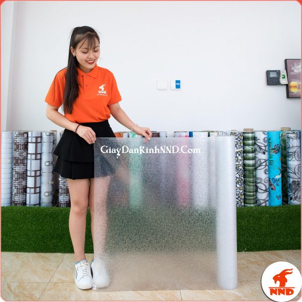 Giấy dán kính trang trí mã A53 là mẫu giấy dán kính 3D giả đá nhỏ rất tinh tế và đẹp, đây là kiểu mẫu dán kính có khả năng che mờ tấm nhìn không làm thay đổi quá nhiều tổng thể không dán nên sẽ thích hợp dán cho những phòng mang phong cách hiện đại