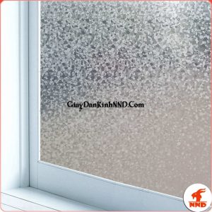 Giấy dán kính trang trí mã A53 là mẫu giấy dán kính 3D giả đá nhỏ rất tinh tế và đẹp, đây là kiểu mẫu dán kính có khả năng che mờ tấm nhìn không làm thay đổi quá nhiều tổng thể không dán nên sẽ thích hợp dán cho những phòng mang phong cách hiện đại