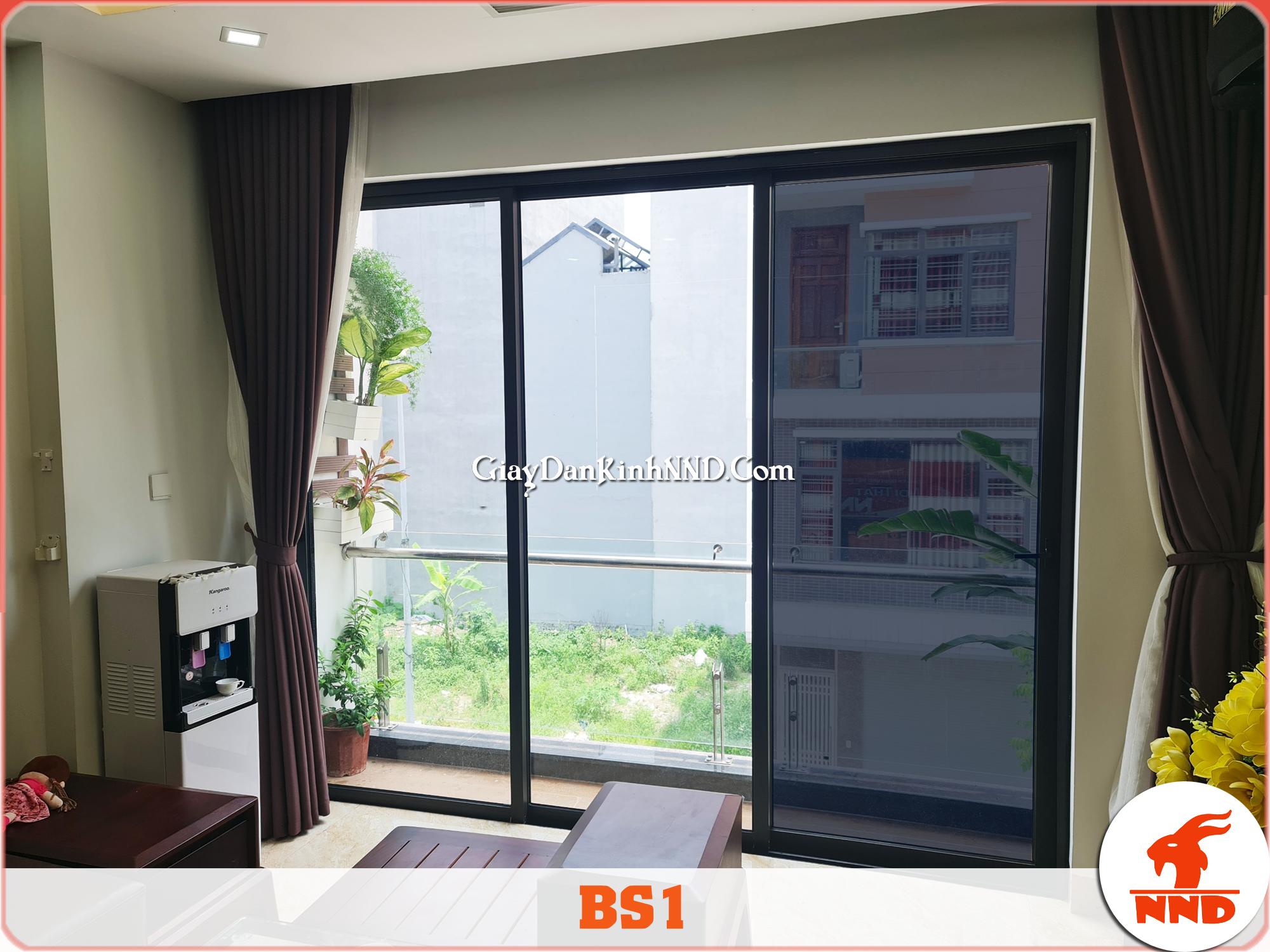 Ảnh thi công thực tế lên kính của sản phẩm phim cách nhiệt mã BS1