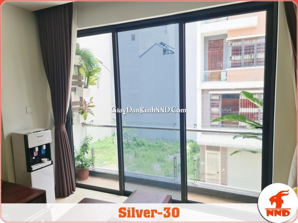 Ảnh thi công thực tế lên kính của sản phẩm phim cách nhiệt mã Silver30