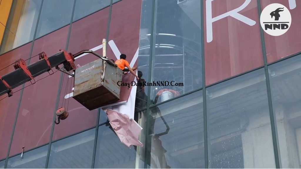 Thợ dán kính của NND cam kết là thợ chuyên nghiệp nhất với tay nghề cao nhất Việt Nam. Không ngại công trình khó công trình khổ.. Chỉ vần khách yêu cầu là sẽ làm.