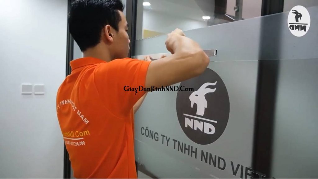 Giấy Dán Kính Mờ hay còn được gọi là decal mờ là vật liệu dán kính rất thông dụng .Chúng có tác dụng che mờ và tính tùy biến rất cao. Thường được sử dụng trong trang trí văn phòng, dán kính nhà.