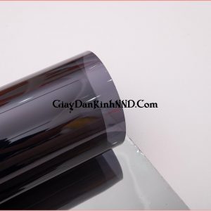UV100 có gam màu đen ánh tím khi dán lên kính giống bạn đeo kính dâm