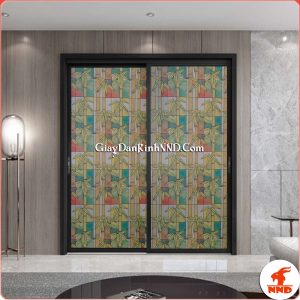 Nếu bạn cần dán che tầm nhìn, làm đẹp cửa ra vào thì có thể tham khảo ngày mẫu giấy decal hoa văn dán kính này. Cửa ra vào là một trong những vị trí phổ biến nhất sử dụng loại sản phẩm này. Chúng vừa giúp làm đẹp cho cửa kính lại hạn chế tầm nhìn của người ngoài trông vào nhà bạn.