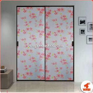 Giấy dán kính trang trí mã A02 có họa tiết hình hoa đào màu đỏ hồng, một gam màu khá nổi bật nhưng không kém phần tinh tế, nhẹ nhàng.