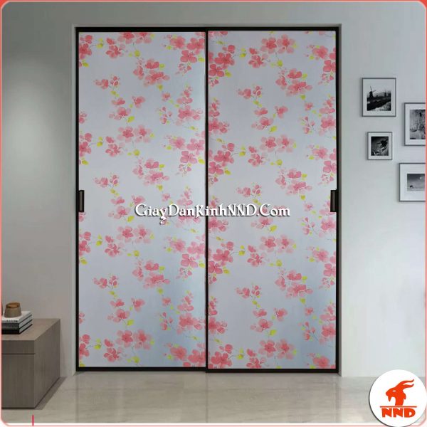 Giấy dán kính trang trí mã A02 có họa tiết hình hoa đào màu đỏ hồng, một gam màu khá nổi bật nhưng không kém phần tinh tế, nhẹ nhàng.