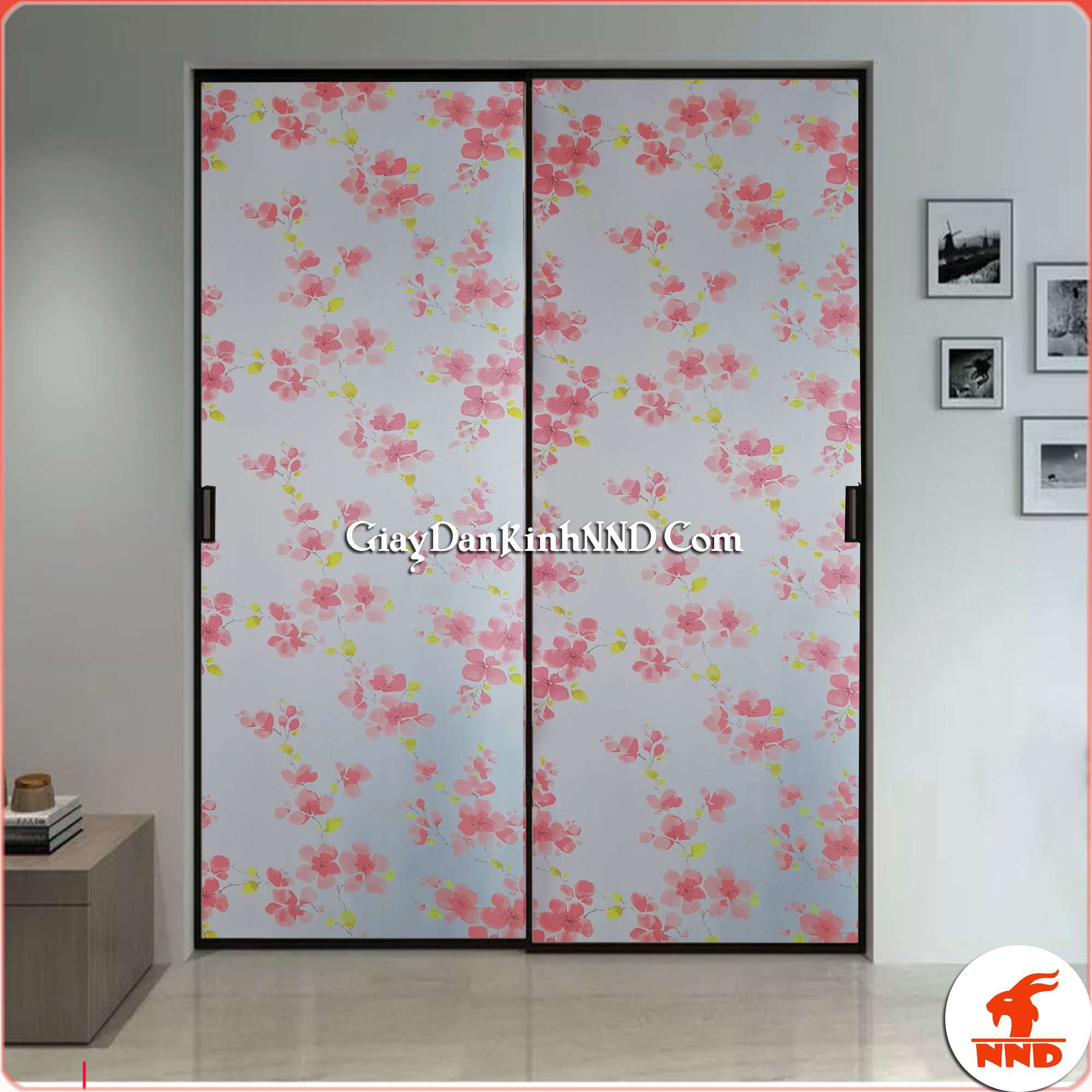 Giấy dán kính trang trí mã A02 có họa tiết hình hoa đào màu đỏ hồng, một gam màu khá nổi bật nhưng không kém phần tinh tế, nhẹ nhàng.