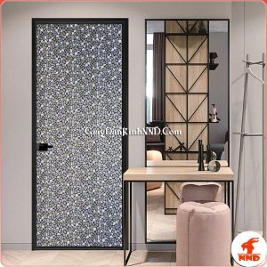 Đây là hình ảnh mã A03 – Mẫu giấy dán kính giả đá của công ty chúng tôi. Mẫu giả đá đang được rất nhiều cá nhân, gia đình lựa chọn, đặc biệt là các bạn trẻ hiện đại hiện nay - những người luôn đi đầu với xu hướng phá cách tân tiến. Cũng là một kiểu mẫu có khả năng chắn sáng, che tầm nhìn gần như tuyệt đối. Mẫu decal hoa văn dán kính mã A03 có họa tiết giả đá tạo điểm phá cách nhấn nhá cho căn nhà của bạn